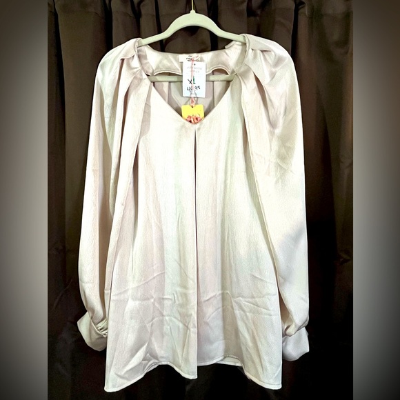 Ladies Entro Blouse, NWT,Size XL, Cream color, very nice, it is a boutique top - Picture 1 of 5